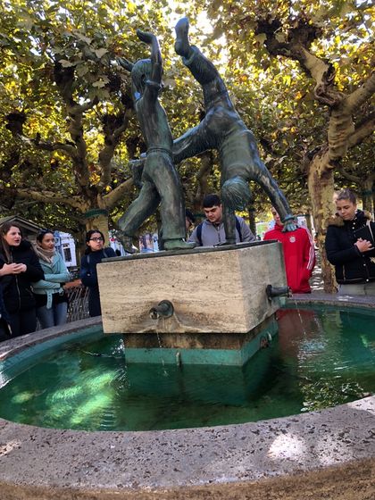 Der Radschlägerbrunnen am Burgplatz in der Düsseldorfer Altstadt. Foto: Biljana Schillies