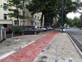 Foto von neuer Aufpflasterung an der Einmündung Engerstraße und Grafenberger Allee in Düsseldorf.