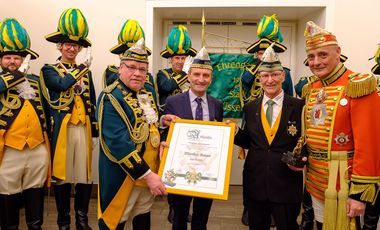 Frank Pagalies, Präsident der Ehrengarde Stadt Düsseldorf, Oberbürgermeister Thomas Geisel, Manfred Kaiser, Ehrenkommandant der Ehrengarde und Dirk Kemmer, Präsident der Prinzengarde (v.l.) mit der Urkunde und dem Goldenen Löwen im Rathaus, Foto: Uwe Schaffmeister.