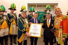 Frank Pagalies, Präsident der Ehrengarde Stadt Düsseldorf, Oberbürgermeister Thomas Geisel, Manfred Kaiser, Ehrenkommandant der Ehrengarde und Dirk Kemmer, Präsident der Prinzengarde (v.l.) mit der Urkunde und dem Goldenen Löwen im Rathaus, Foto: Uwe Schaffmeister.