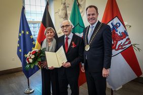 OB Dr. Stephan Keller (r.), Heinz-Leo Schuth (M.) und seine Ehefrau Edith Schuth beim Empfang im Jan-Wellem-Saal; Fotos: Zanin