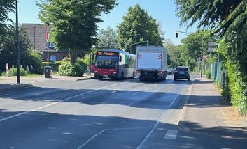 Foto von Gubener Straße mit Bus und LKW-Verkehr.