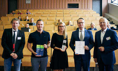 Bei der Awardverleihung (v.l.): Prof. Dr. Jürgen Stember, WiföLAB Hochschule Harz, Rüdiger Schaar, 1. Vorsitzender des Fördervereins des TechHub.K67, Katja Riese, Wirtschaftsförderung Düsseldorf, Dr. Michael Rauterkus, Thomas Hammann, DVWE © Hochschule Harz