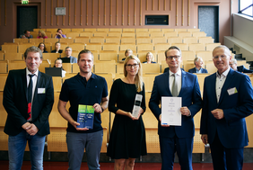 Bei der Awardverleihung (v.l.): Prof. Dr. Jürgen Stember, WiföLAB Hochschule Harz, Rüdiger Schaar, 1. Vorsitzender des Fördervereins des TechHub.K67, Katja Riese, Wirtschaftsförderung Düsseldorf, Dr. Michael Rauterkus, Thomas Hammann, DVWE © Hochschule Harz