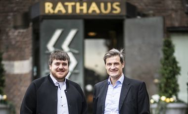 Mit Jörn Topel (l.) hat das Gastgewerbe in Düsseldorf nun einen eigenen Ansprechpartner für alle Belange. Angesiedelt ist die Stelle in der Wirtschaftsförderung im Dezernat von Christian Zaum. 