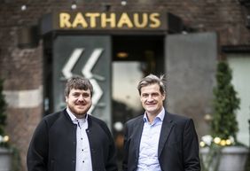Mit Jörn Topel (l.) hat das Gastgewerbe in Düsseldorf nun einen eigenen Ansprechpartner für alle Belange. Angesiedelt ist die Stelle in der Wirtschaftsförderung im Dezernat von Christian Zaum. 