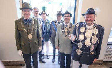 Feierliche Investitur des Schützenkönigs mit Oberbürgermeister Dr. Stephan Keller (l.), Schützenchef Michael Zieren (2.v.r.) und Regimentskönig Heinz Holzberg (r.); Fotos: Gstettenbauer