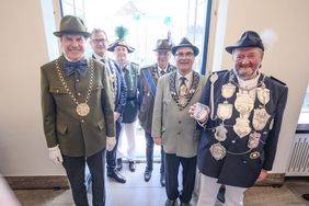 Feierliche Investitur des Schützenkönigs mit Oberbürgermeister Dr. Stephan Keller (l.), Schützenchef Michael Zieren (2.v.r.) und Regimentskönig Heinz Holzberg (r.); Fotos: Gstettenbauer