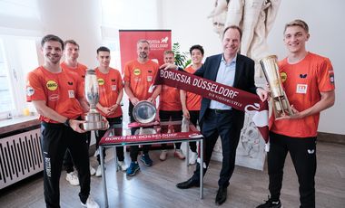 Die Meistermannschaft um den siebenfachen Olympia-Teilnehmer Timo Boll (l.) kam mit beiden nationalen Trophäen zur Ehrung durch OB Dr. Stephan Keller ins Rathaus; Fotos: Gstettenbauer