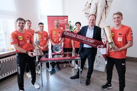 Die Meistermannschaft um den siebenfachen Olympia-Teilnehmer Timo Boll (l.) kam mit beiden nationalen Trophäen zur Ehrung durch OB Dr. Stephan Keller ins Rathaus; Fotos: Gstettenbauer