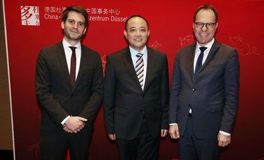 V.r.: Oberbürgermeister Dr. Stephan Keller, Haitao Chang, stellvertretender Generalkonsul der Volksrepublik China in Düsseldorf, und Paul Höller, Staatssekretär im Ministerium für Wirtschaft, Industrie, Klimaschutz und Energie des Landes NRW © Landeshauptstadt Düsseldorf/David Young
