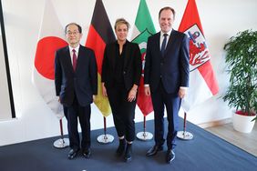 (v.r.) OB Dr. Stephan Keller, Ministerin Mona Neubaur sowie der japanische Botschafter Hidenao Yanagi begrüßten die Gäste auf dem Empfang zur Japanischen Kirschblüte | © Landeshauptstadt Düsseldorf, David Young