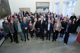 Oberbürgermeister Dr. Stephan Keller (3.v.l.) mit den Gästen des Empfangs für Arbeitnehmerinnen und Arbeitnehmer im Jan-Wellem-Saal, Foto: Gestettenbauer