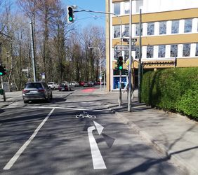 Foto der Radverkehrsführung an einer Kreuzung der Prinz-Georg-Straße