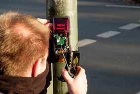 An der Ampelanlage Bender-/Dreher-/Neunzigstraße in Gerresheim wurde der berührungslos arbeitende Taster am Dienstag, 24. November, montiert © Landeshauptstadt Düsseldorf, Uwe Schaffmeister 