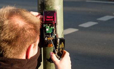 An der Ampelanlage Bender-/Dreher-/Neunzigstraße in Gerresheim wurde der berührungslos arbeitende Taster am Dienstag, 24. November, montiert © Landeshauptstadt Düsseldorf, Uwe Schaffmeister 