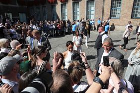 Bad in der Menge: Nach dem Empfang im Jan-Wellem-Saal nahmen sich Duke Harry und Duchess Meghan noch Zeit für die Besucherinnen und Besucher vor dem Düsseldorfer Rathaus.