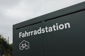 Zur Mobilitätsstation Hamm S gehört auch eine doppelstöckige Fahrradstation mit 16 Stellplätzen © Conneceted Mobility Düsseldorf 