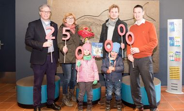 Kulturdezernent Hans-Georg Lohe und Aquazoo-Direktor Dr. Jochen Reiter heißen den 250.000. Besucher willkommen.