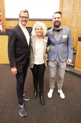 Beim Regionalfinale von "Jugend debattiert" im Rathaus (v.l.): Bürgermeister Josef Hinkel, Regionalkoordinatorin Manuela Weber und Regionalkoordinator Dr. Carl Bottek, Foto: Young