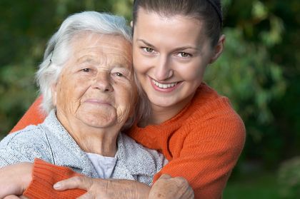 Eine jüngere Frau umarmt eine Ältere, Foto: Fotolia