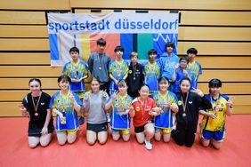 Gruppenbild mit den Junioren Tischtennis-Teams aus Chiba und Düsseldorf. Foto: Landeshauptstadt Düsseldorf/Michael Gstettenbauer