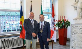 Dr. Rolf Herpens, Honorarkonsul der Republik Seychellen, mit OB Geisel im Rathaus