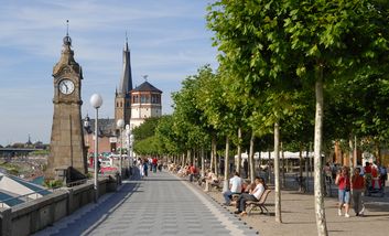 Der Gehweg der Rheinuferpromenade