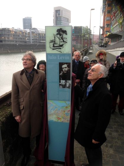 Enthüllung der Julo-Levin-Stele am 27.11.2014. Links der Vorsitzende des Stiftungsbeirats, Beigeordneter Hans-Georg Lohe, rechts: der Neffe Julo Levins, Michael Levin, 2014, Mahn- und Gedenkstätte Düsseldorf 