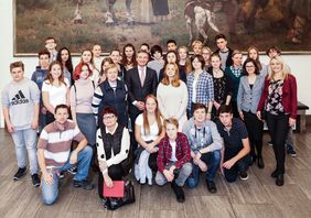 Die Schülerinnen und Schüler mit Oberbürgermeister Thomas Geisel (Mitte) im Rathaus, Foto: Melanie Zanin.