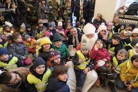 Oberbürgermeister Thomas Geisel mit dem Nikolaus (Josef Hinkel) und den Kindern im Jan-Wellem-Saal.