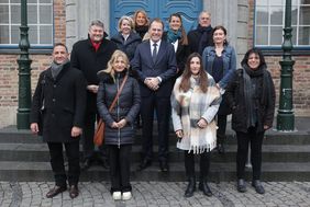 Oberbürgermeister Dr. Stephan Keller (m.) mit den Mitarbeitenden der Caritas. Foto: Landeshauptstadt Düsseldorf/David Young