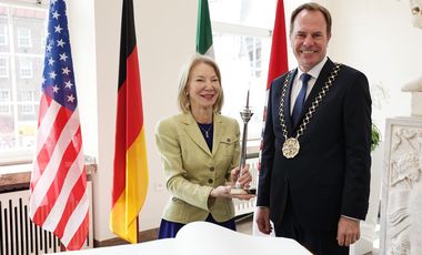 Die Botschafterin der Vereinigten Staaten von Amerika, Dr. Amy Gutmann, wurde von Oberbürgermeister Dr. Stephan Keller am Donnerstag, 5. Mai, im Rathaus zu einem Antrittsbesuch empfangen, Foto: Young