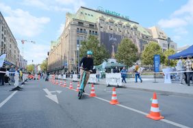 Eindruck vom E-Scooter-Parcour beim Tag der nachhaltigen Mobilität © Landeshauptstadt Düsseldorf, Michael Gstettenbauer 