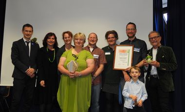 Das Team um die Amphibienschutzstation nimmt die Auszeichnung entgegen.