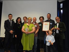 Das Team um die Amphibienschutzstation nimmt die Auszeichnung entgegen.