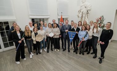 OB Keller empfing die 1. Damen-Mannschaft des Düsseldorfer Hockey Clubs 1905 e.V. (DHC) im Jan-Wellem-Saal des Rathauses gemeinsam mit Sportdezernentin Britta Zur (rechts im Bild). Fotos: Gstettenbauer