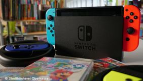 Foto: Nahaufnahme der Spielekonsole Switch in einer Bibliothek