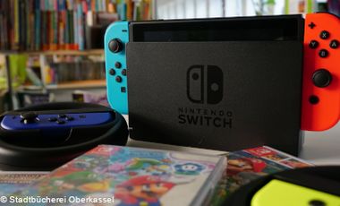 Foto: Nahaufnahme der Spielekonsole Switch in einer Bibliothek