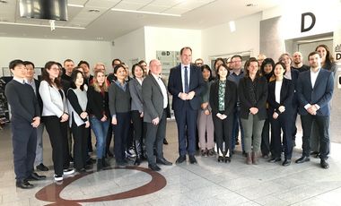 Oberbürgermeister Dr. Stephan Keller (mi.) besuchte am 19. Oktober das Unternehmen Seegene im Life Science Center © Wirtschaftsförderung