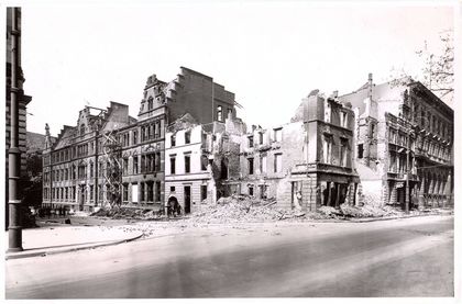 Fotograf/in unbekannt, Zerstörte Häuser an dem Friedrichplatz, heutigem Grabbeplatz in Düsseldorf, 1940er Jahre, Silbergelatine auf Barytpapier, Stadtmuseum Düsseldorf, Inv.: F 140