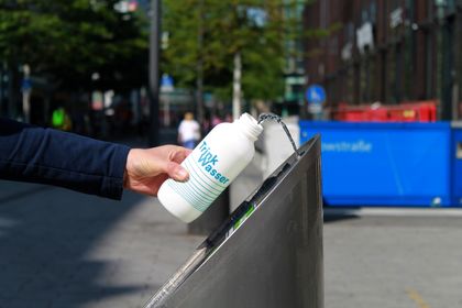 Nachhaltige Trinkflasche wird an einem der Düsseldorfer Trinkbrunnen aufgefüllt. Copyright: Landeshauptstadt Düsseldorf