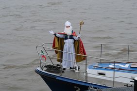 Der Nikolaus (Josef Hinkel) bei seiner Ankunft am Rheinufer in der Altstadt mit einem Boot der Wasserschutzpolizei, alle Fotos: Michael Gstettenbauer.