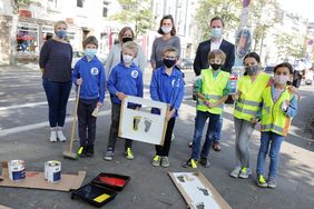 Bei der Schulwegaktion von Sternwartschule und Bonifatius-Schule in Bilk: Florian Reeh, Leiter Amt für Verkehrsmanagement, Friederike Niehaus, Bonifatius-Schule, Christine Schilmar, Sternwartschule, und Doris Bock, Elterninitiative (hinten, v.r.) mit Viertklässlern beider Schulen. Foto: Ingo Lammert