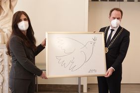 Geschenk mit Symbolkraft: OB Dr. Stephan Keller überreichte im Namen der Stadt Düsseldorf Generalkonsulin Iryna Shum einen Kunstdruck von Pablo Picassos "Colombe Bleue"; Foto: David Young