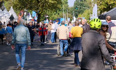 Gut besucht war der erste Tag der nachhaltigen Mobilität am Sonntag, 15. September - hier ein Blick von der Königsallee in Richtung Bühne auf dem Corneliusplatz. Foto: Michael Gstettenbauer