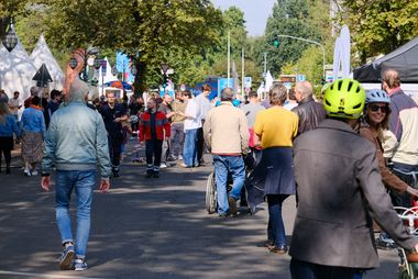 Gut besucht war der erste Tag der nachhaltigen Mobilität am Sonntag, 15. September - hier ein Blick von der Königsallee in Richtung Bühne auf dem Corneliusplatz. Foto: Michael Gstettenbauer