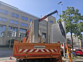 Die Landeshauptstadt Düsseldorf erneuert das 34 Jahre alte Parkleitsystem und installiert ab dieser Woche an mehreren Standorten moderne, vollgraphikfähige LED-Anzeigetafeln - hier an der Karlstraße/Bendemannstraße. Foto: Amt für Verkehrsmanagement