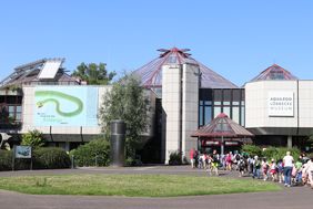 Das Gebäude des Aquazoo Löbbecke Museum von außen