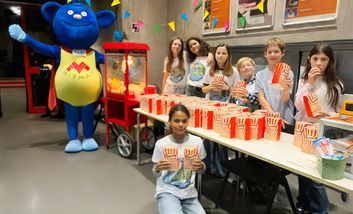 Foto von Kindern des Garather Kinderparlaments beim KinderKinoFest 2025